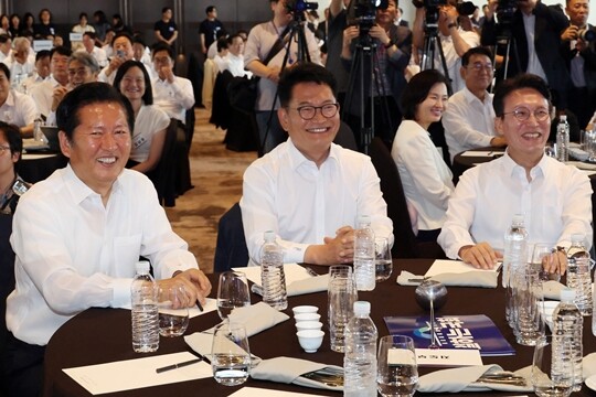 정청래 전 더불어민주당 대표와 송영길 의원, 김민석 전 총리가 7월 3일 서울 용산구 서울드래곤시티호텔에서 열린 제22대 후반기 국회 대비 국회의원 워크숍에 참석해 밝은 표정으로 대화를 하고 있다. 사진=박은숙 기자