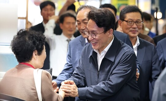 더불어민주당 당권주자인 김민석 전 국무총리가 7월 8일 전남광주통합특별시 목포 동부시장에서 시민과 인사하고 있다. 사진=연합뉴스