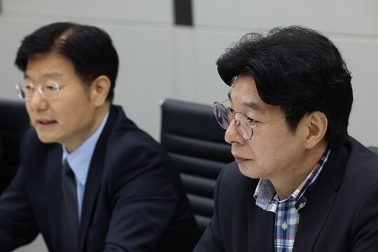 게임업계 시선은 수수료 환급 여부에 쏠리고 있다. 7월 8일 서울 서대문구 위더피플 법률사무소에서 구글과 게임사들의 인앱결제 집단조정 관련 브리핑을 진행한 이영기 변호사(왼쪽)와 지헌민 팡스카이 회장. 사진=연합뉴스