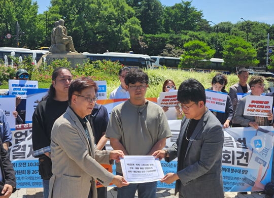 게임업계에선 대형 게임사들이 집단조정에 참여해야 협상력을 높이고 구글의 근본적인 정책 변화를 이끌어낼 수 있다는 목소리도 커지고 있다. 지난 6월 디지털주권회복 시민위원회, 구글·애플 인앱결제 수수료 피해게임사연대, 경제정의실천시민연합(경실련) 등 26개 게임업계·학계·시민사회단체가 청와대에서 공동 기자회견을 열고 대통령비서실 국민경청비서관실에 구글과 애플의 불법 인앱결제 피해 제도개선 요구 기자회견문을 전달하고 있다. 사진=경실련 제공