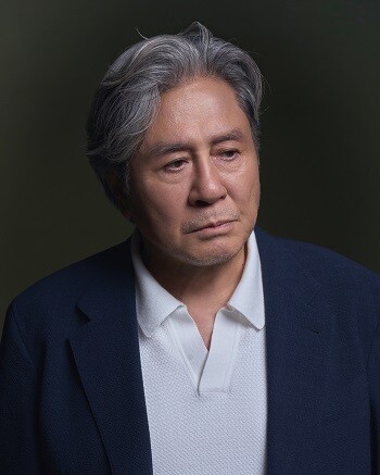 배우 최민식(64)은 넷플릭스 오리지널 시리즈 '맨 끝줄 소년'에서 자신의 수업을 듣는 학생 이강의 글에 집착하게 된 국문학과 교수 허문오를 연기했다. 사진=넷플릭스 제공