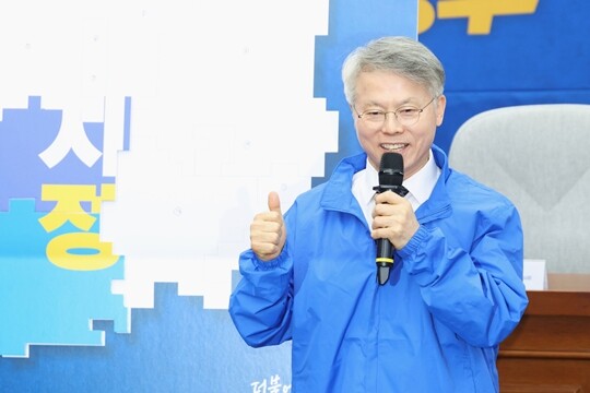 더불어민주당 민형배 당시 전남광주통합특별시장 후보가 4월 23일 국회에서 열린 6·3지방선거 16개 광역단체장 후보 연석회의에서 각오를 다지며 파이팅을 외치고 있다. 사진=박은숙 기자