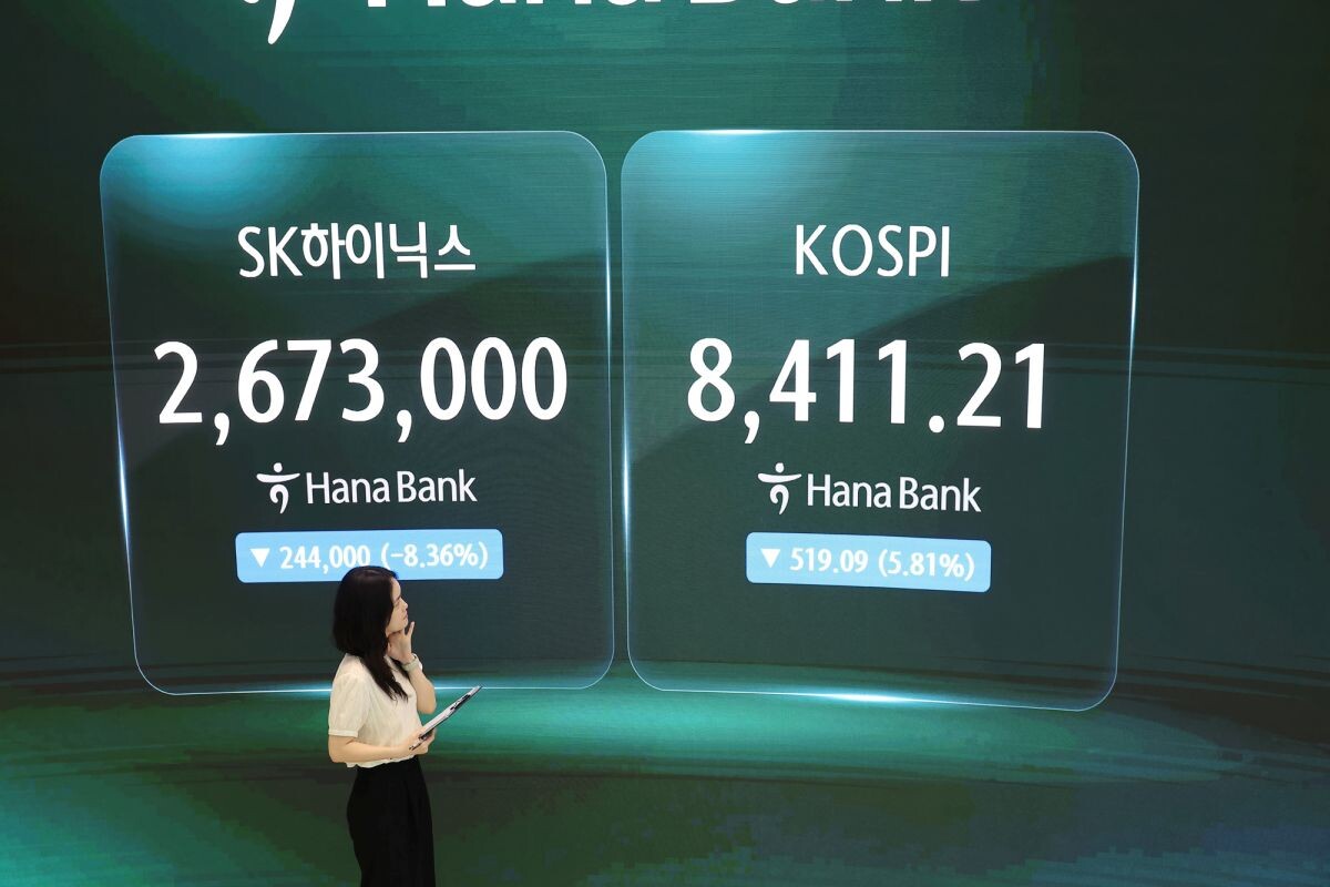 6월 26일 서울 중구 하나은행 딜링룸 현황판에 표시된 코스피 및 SK하이닉스 종가. 이날 코스피는 장중 한때 서킷브레이커가 발동했다. 사진=임준선 기자