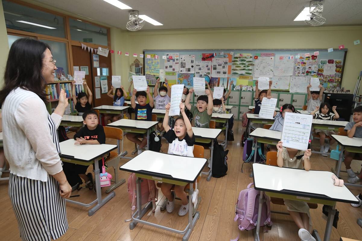 대구 달서구의 한 초등학교 교실에서 학생들과 선생님이 수업을 하고 있는 모습으로 기사 특정 내용과 관련 없음. 사진=연합뉴스