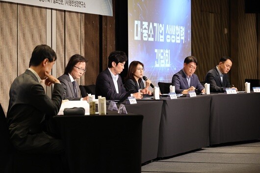 2026 동반성장 컨퍼런스 '대 ·중소기업 상생협력 간담회'에서 중소기업중앙회 정지연 실장(왼쪽부터 네 번째)이 발표를 하고 있다. 사진=임준선 기자