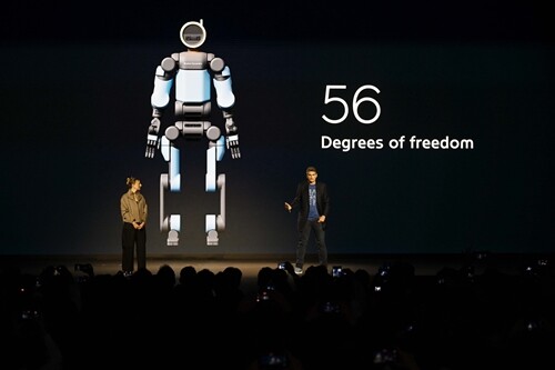 세계 최대 가전·정보기술(IT) 전시회 'CES 2026' 개막을 하루 앞둔 지난 1월 5일(현지시간) 미국 네바다주 라스베이거스 만달레이베이에서 열린 현대차그룹 프레스 컨퍼런스에서 잭 잭코우스키 보스턴다이나믹스 아틀라스 개발 총괄(오른쪽)과 아야 더빈 보스턴다이나믹스 휴머노이드 응용전략 담당이 차세대 전동식 아틀라스 개발형 모델을 소개하고 있다. 사진=연합뉴스
