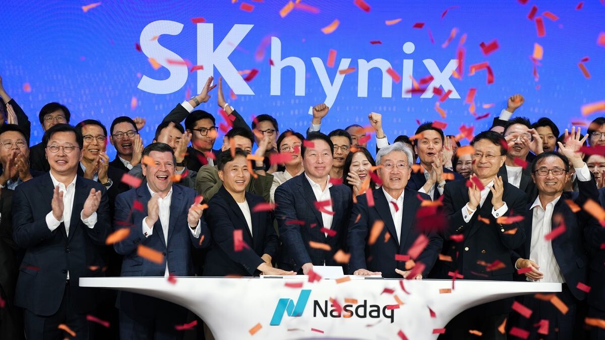 최태원 SK그룹 회장(가운데)이 지난 10일(현지시간) 미국 뉴욕 나스닥 마켓사이트에서 열린 ‘오프닝 벨’ 행사에서 SK하이닉스 나스닥 ADR 거래 개시를 알리고 있다. 사진=SK하이닉스 제공