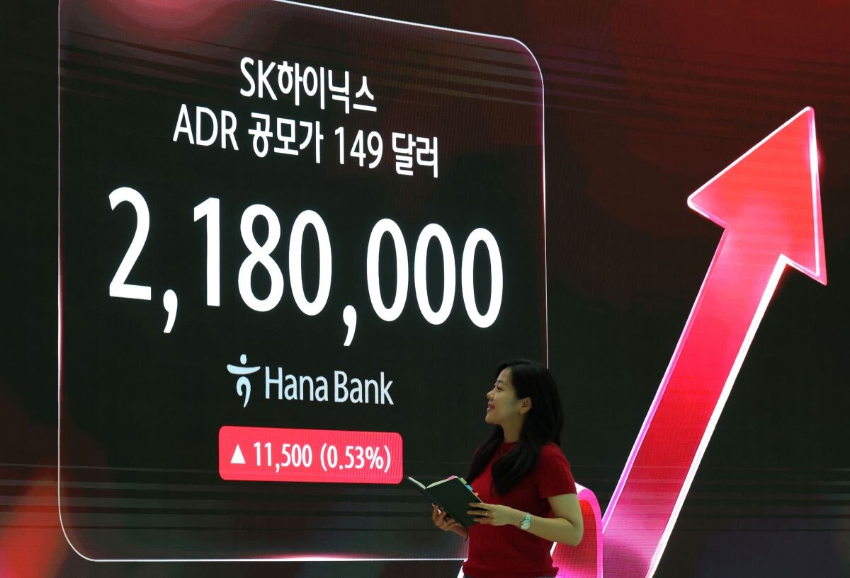 지난 10일 오후 서울 중구 하나은행 딜링룸에 표시된 SK하이닉스 주가. 이날 SK하이닉스 ADR 공모가는 주당 149달러로 확정됐다. 사진=연합뉴스