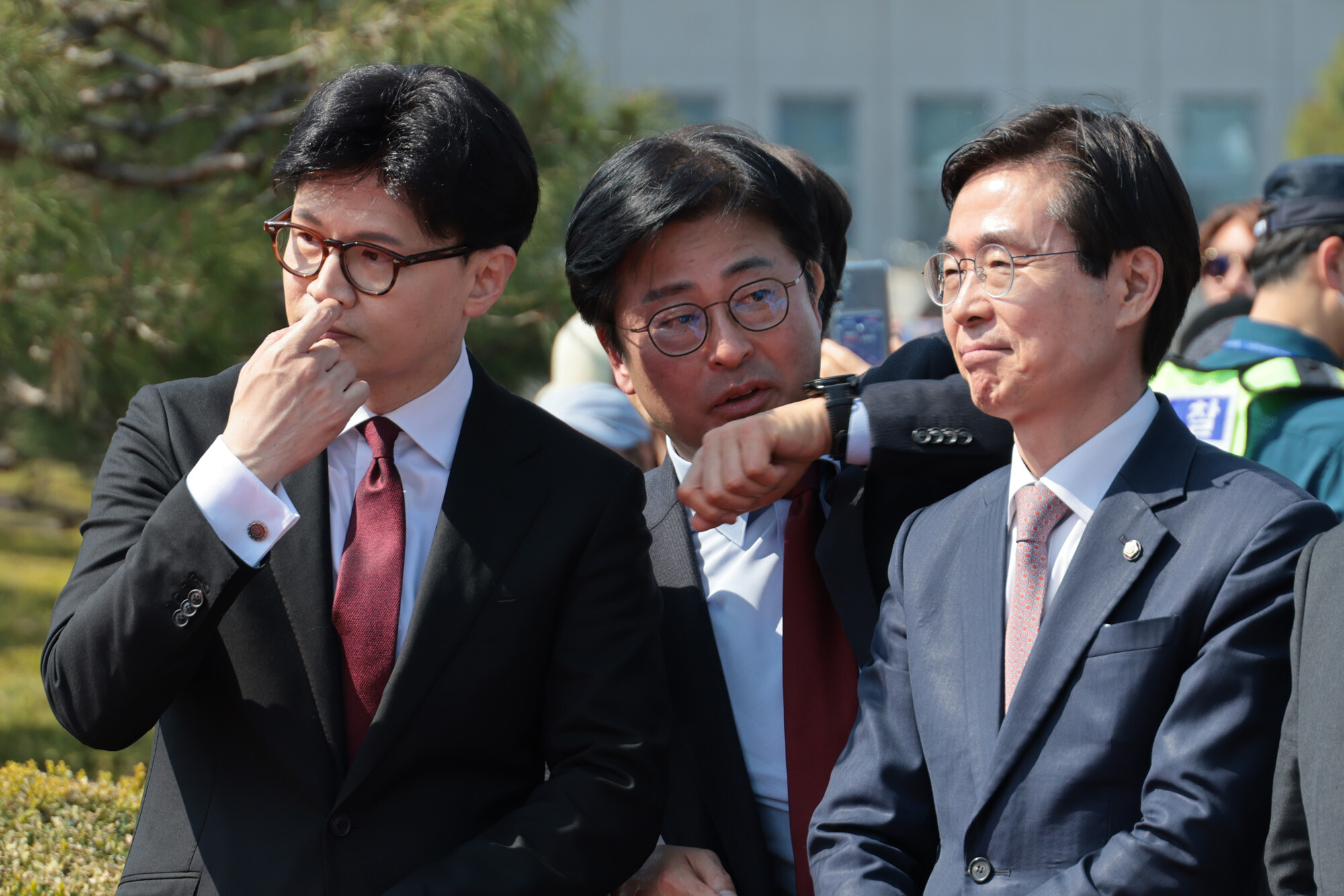 친한계와 조경태 의원 등에 대한 징계 절차가 본격화됐다. 한동훈 무소속 국회의원과 조경태  국민의힘 의원, 김종혁  전 국민의힘 최고위원이 얘기를 나누는 모습. 사진=박은숙 기자