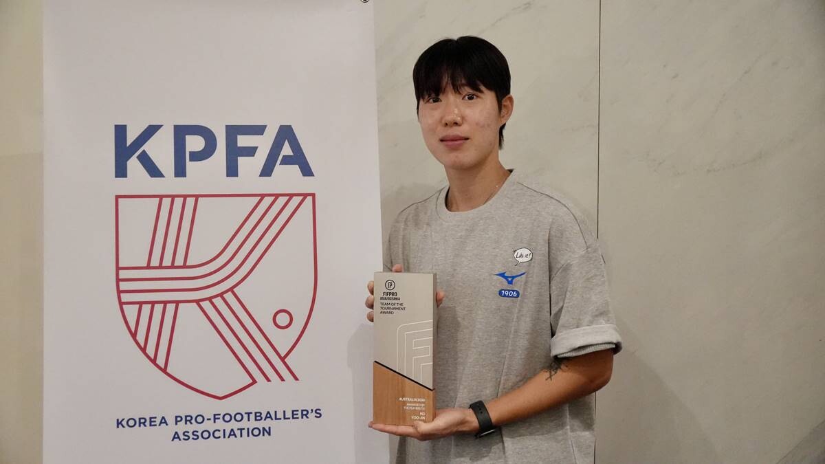 국가대표 주장으로 2026 여자 아시안컵에 나섰던 고유진은 FIFPRO 아시아/오세아니아에서 시상한 트로피를 전달 받았다. 사진=한국프로축구선수협회 제공