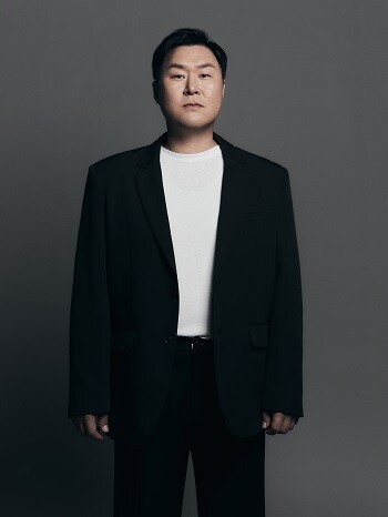 원작 박진철과의 차별화를 두기 위해 윤경호는 체격을 이용한 묵직한 '한 방 액션'에 주안점을 뒀다. 사진=눈컴퍼니 제공