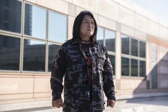오랜 조·단역 시절을 거쳐 주연으로 자리매김한 윤경호는 현재에 감사하면서도 스스로를 늘 경계하고 있다고 말했다. 사진=SBS '김부장' 스틸컷