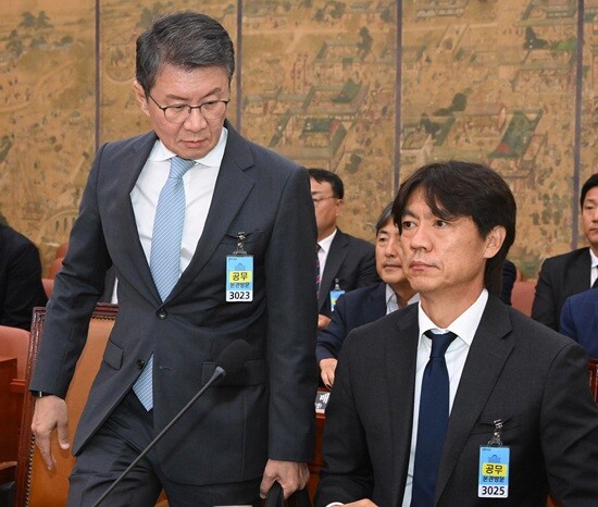 7월 30일 국회에서 열린 대한축구협회 청문회에 참석한 정몽규 전 대한축구협회장과 홍명보 전 축구 국가대표팀 감독. 사진=국회사진취재단