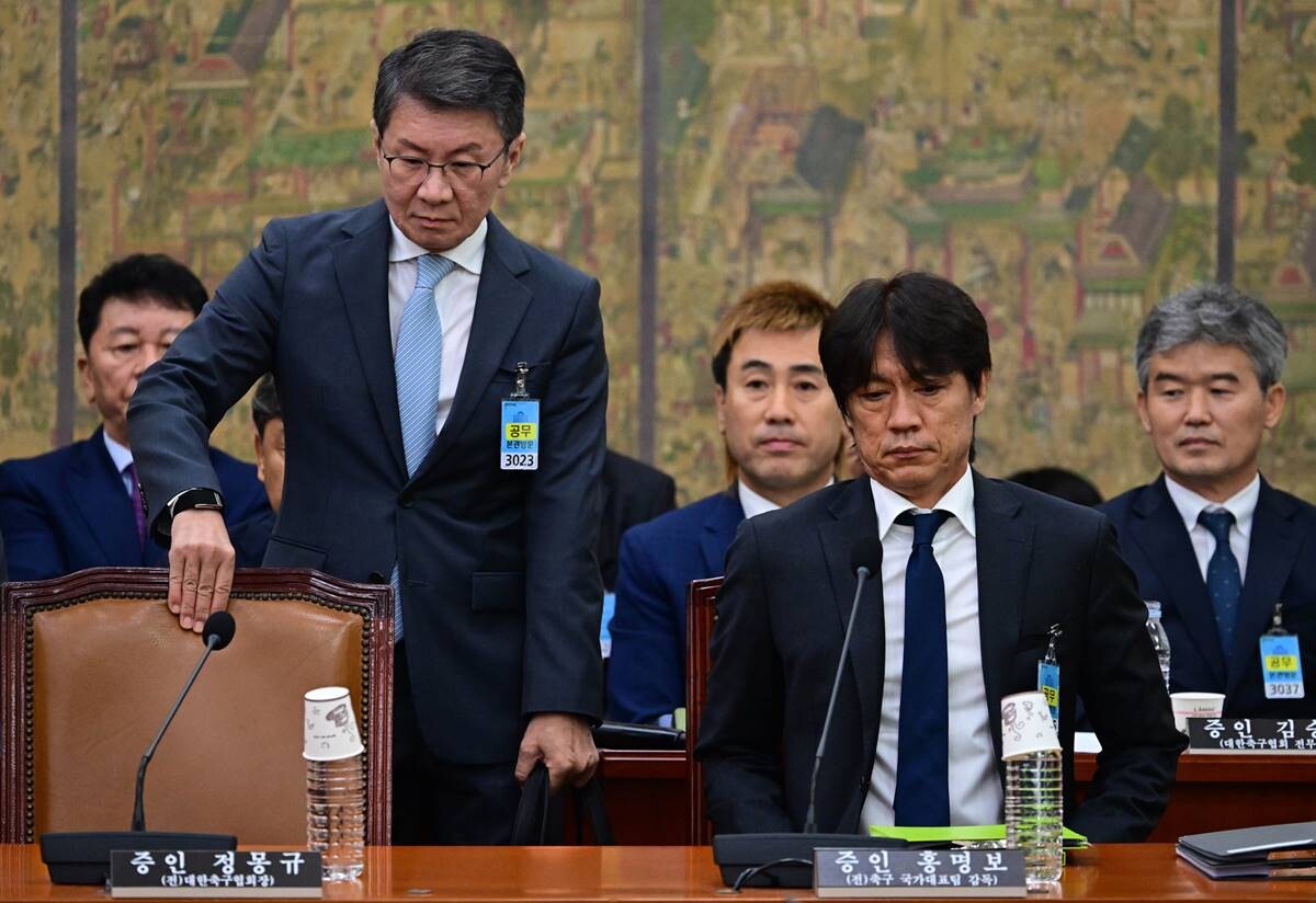 홍명보 감독은 2002 한일 월드컵 선수단 중 가장 먼저 국가대표팀 지휘봉을 잡으며 앞서나갔으나 현재 국회 청문회에 서는 처지가 됐다. 사진=국회사진기자단