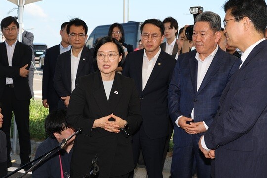 한성숙 국무총리가 7월 24일 전북 군산 새만금 국가산단 7공구 현장을 방문해 조성 현황 등을 점검하며 이원택 전북도시자, 서강현 현대차 사장과 대화하고 있다. 사진=연합뉴스