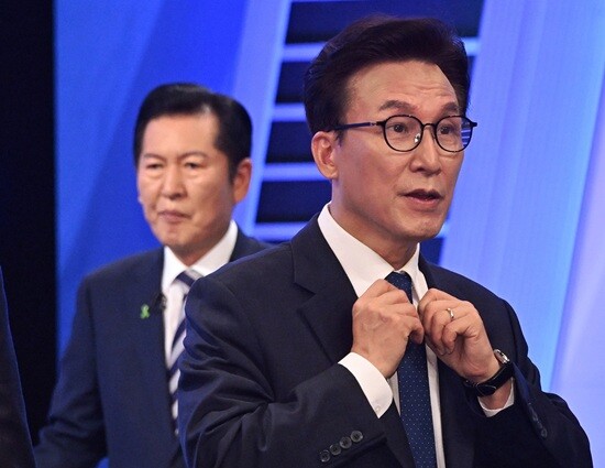 민주당 전당대회에서 당권을 놓고 팽팽한 경쟁을 펼치고 있는 정청래 전 민주당 대표와 김민석 전 국무총리. 사진=국회사진취재단