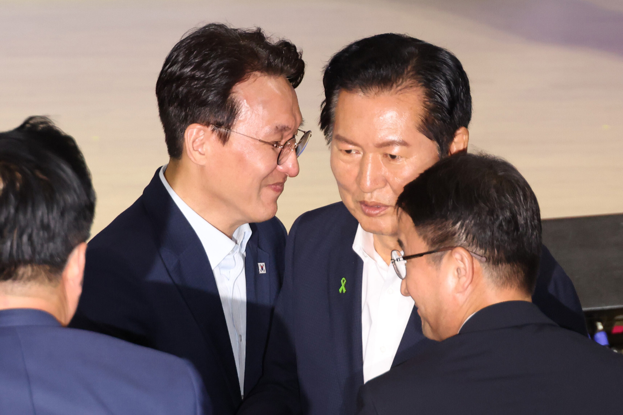8월 9일 강원·대구·경북 경선까지 합산 득표율 1위는 김민석 후보로 46.01%다. 김민석 전 총리와 정청래 전 민주당 대표. 사진=박은숙 기자