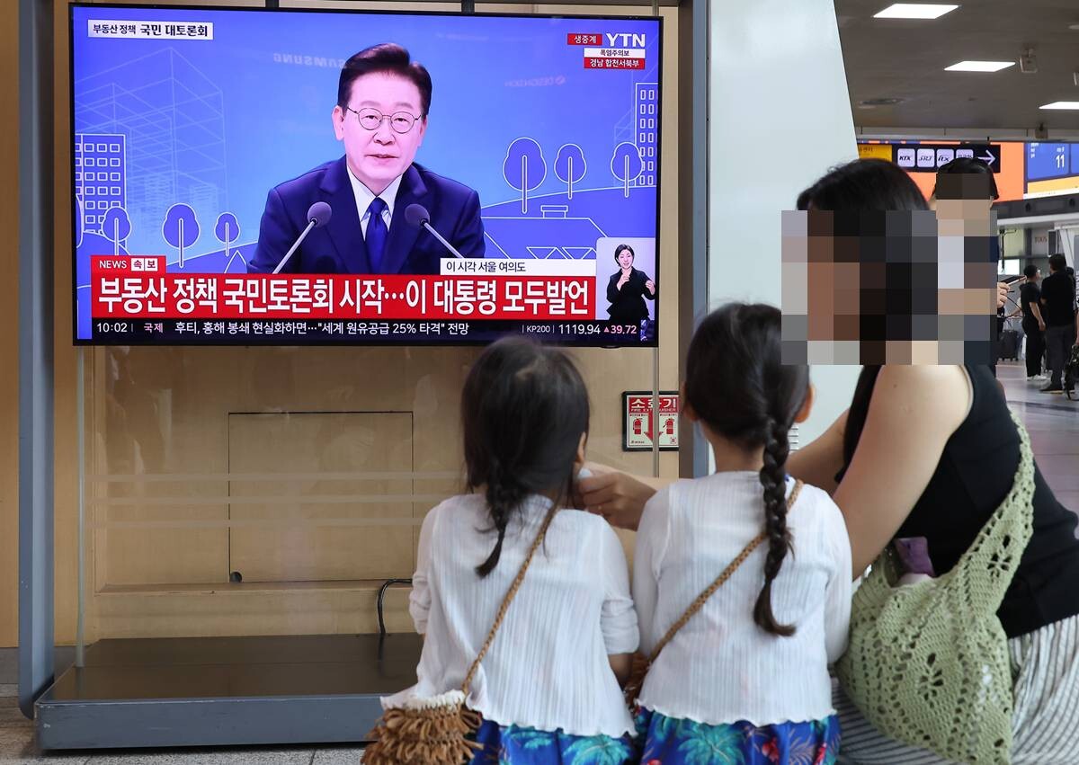 지난 7월 23일 오전 서울역 대합실에서 시민들이 이재명 대통령이 주재하는 부동산 대토론회 TV 생중계를 시청하고 있다. 사진=임준선 기자