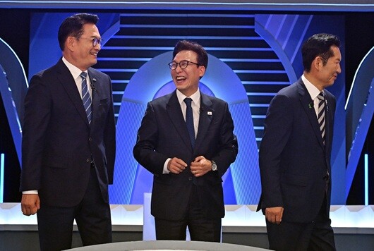 송영길(왼쪽부터)·김민석·정청래 더불어민주당 당대표 후보가 지난 8월 5일 서울 여의도 KBS에서 열린 당대표 후보자 토론회에서 기념촬영을 마친 뒤 자리하고 있다. 송 후보와 김 후보는 최근 잇따라 조희대 대법원장 비판에 나섰다. 송 후보의 경우 지난 8월 8일 전당대회 합동연설에서 정 후보를 향해 "그동안 조희대 대법원장 탄핵하지 않고 뭐 했나"라고 직격하기도 했다. 사진=국회사진기자단