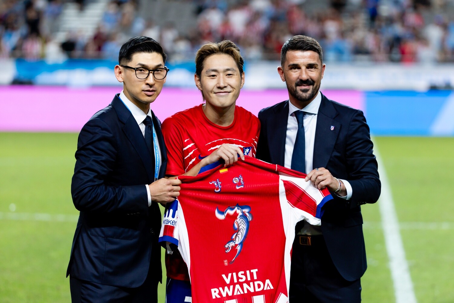 이강인은 국내 팬들 앞에서 다비드 비야(오른쪽)가 참석한 가운데 입단식을 치렀다. 왼쪽은 김성한 쿠팡플레이 대표. 사진=쿠팡플레이 제공