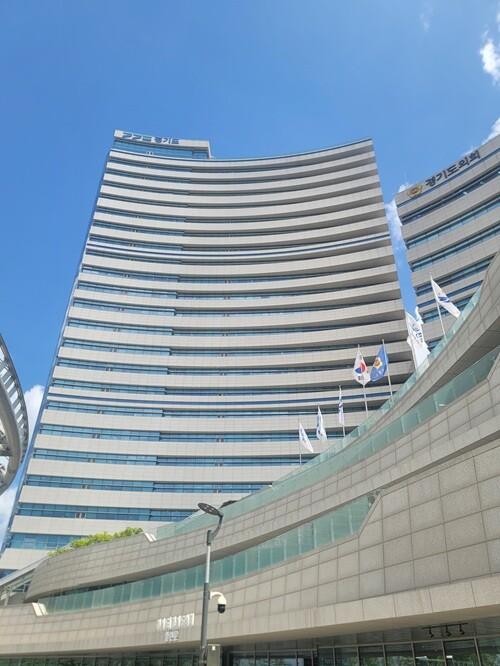 경기도가 재정 비상 상황을 선언하고 세출 구조조정과 지방재정제도 개편에 착수했다. 경기도청 전경. 사진=정원평 기자