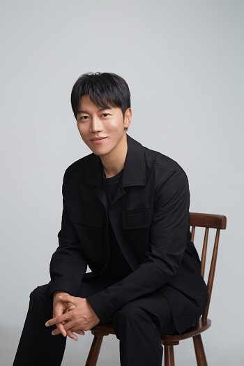 음문석이 연기한 양배는 외계 행성의 황태자라는 어린 외계인을 사냥해 호포항 마을에 어마어마한 나비효과를 일으킨다. 사진=고스트스튜디오 제공