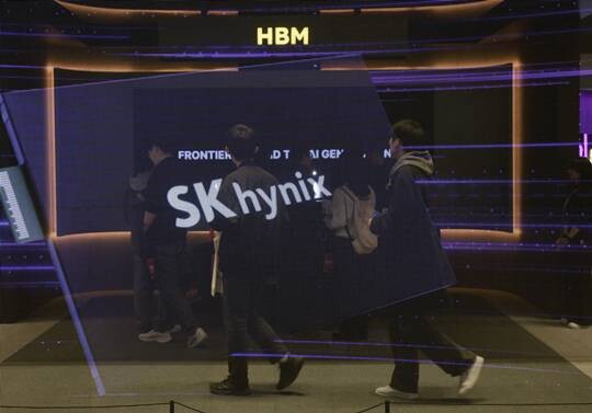 지난해 열린 반도체 대전에서 SK하이닉스의 HBM 홍보영상이 나오고 있다. 사진=박정훈 기자