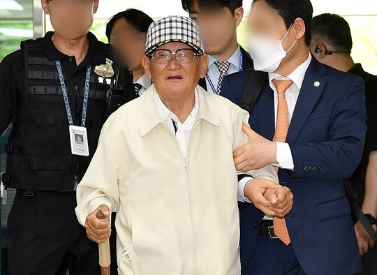 국민의힘과의 정교유착 비리 의혹을 받고 있는 이만희 신천지 총회장이 6월 24일 오후 서울중앙지방법원에서 열린 구속 전 피의자 심문(영장실질심사)을 받기 위해 출석하고 있다. 사진=박정훈 기자