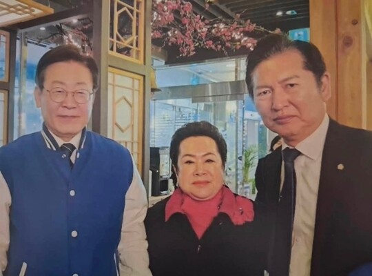 이재명 대통령, 이희자 회장, 정청래 후보의 사진. 정청래 후보가 편집된 채 SNS에 공개되면서 논란이 됐다. 사진=김용 최고위원 후보 SNS