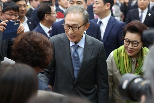 이명박 전 대통령과 김윤옥 여사가 2024년 5월 16일 경북 포항역에서 지역 주민들과 인사하고 있다. 사진=연합뉴스