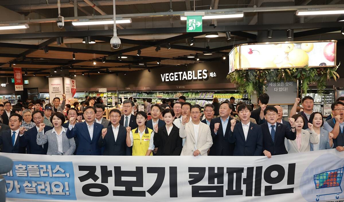 더불어민주당 한병도 대표 직무대행 겸 원내대표, 조국혁신당 신장식 대표가 13일 서울 홈플러스 강서점에서 홈플러스 정상화를 위한 장보기 캠페인 기자회견을 하고 있다. 사진=연합뉴스