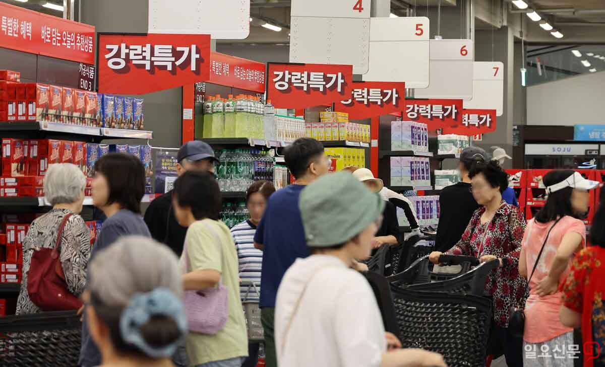 강력특가 코너를 둘러보는 고객들. 사진=임준선 기자