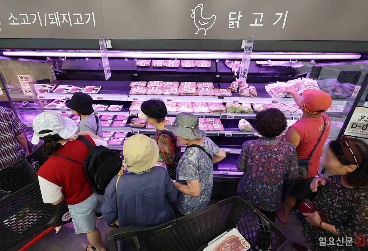 반값 육류 코너에 줄을 선 고객들. 사진=임준선 기자