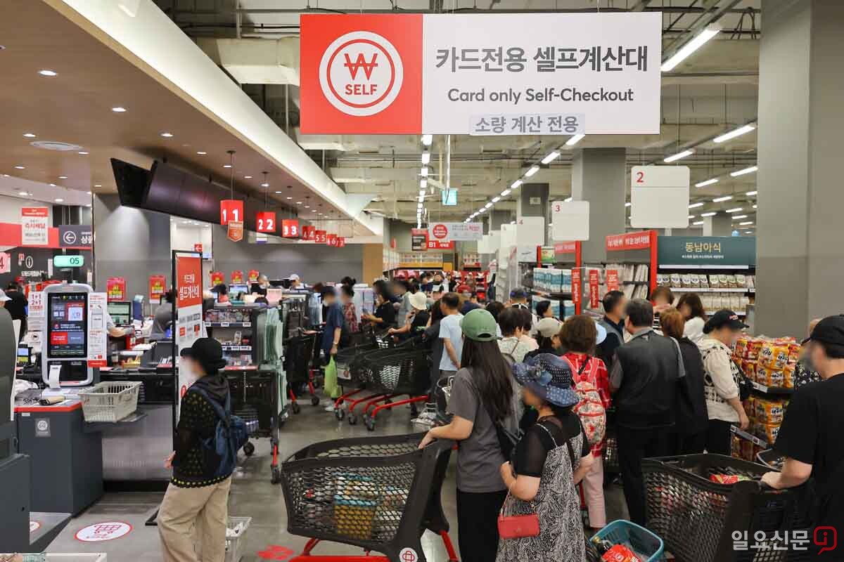 계산대에 줄을 선 고객들. 사진=임준선 기자