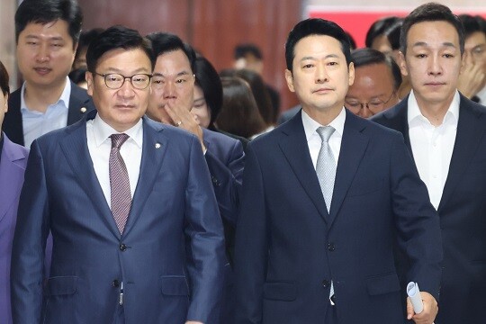 국민의힘 장동혁 대표와 정점식 원내대표, 최고위원들이 8월 13일 국회에서 열린 최고위원회의에 참석하고 있다. 사진=박은숙 기자
