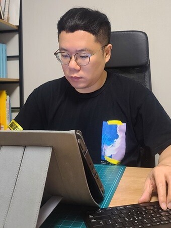 임성훈 작가는 “평범한 노인들과 소시민들이 엄청난 과거를 숨기고 세상과 섞이지 않은 채 조용히 살아가고 있을 수도 있지 않을까라는 발상에서 ‘새동네’를 기획하게 됐다”고 기획 의도를 밝혔다. 사진=임성훈 작가 제공