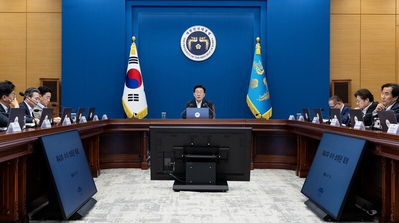 이재명 대통령이 지난 13일 청와대에서 수석보좌관회의를 주재하고 있다. 사진=연합뉴스