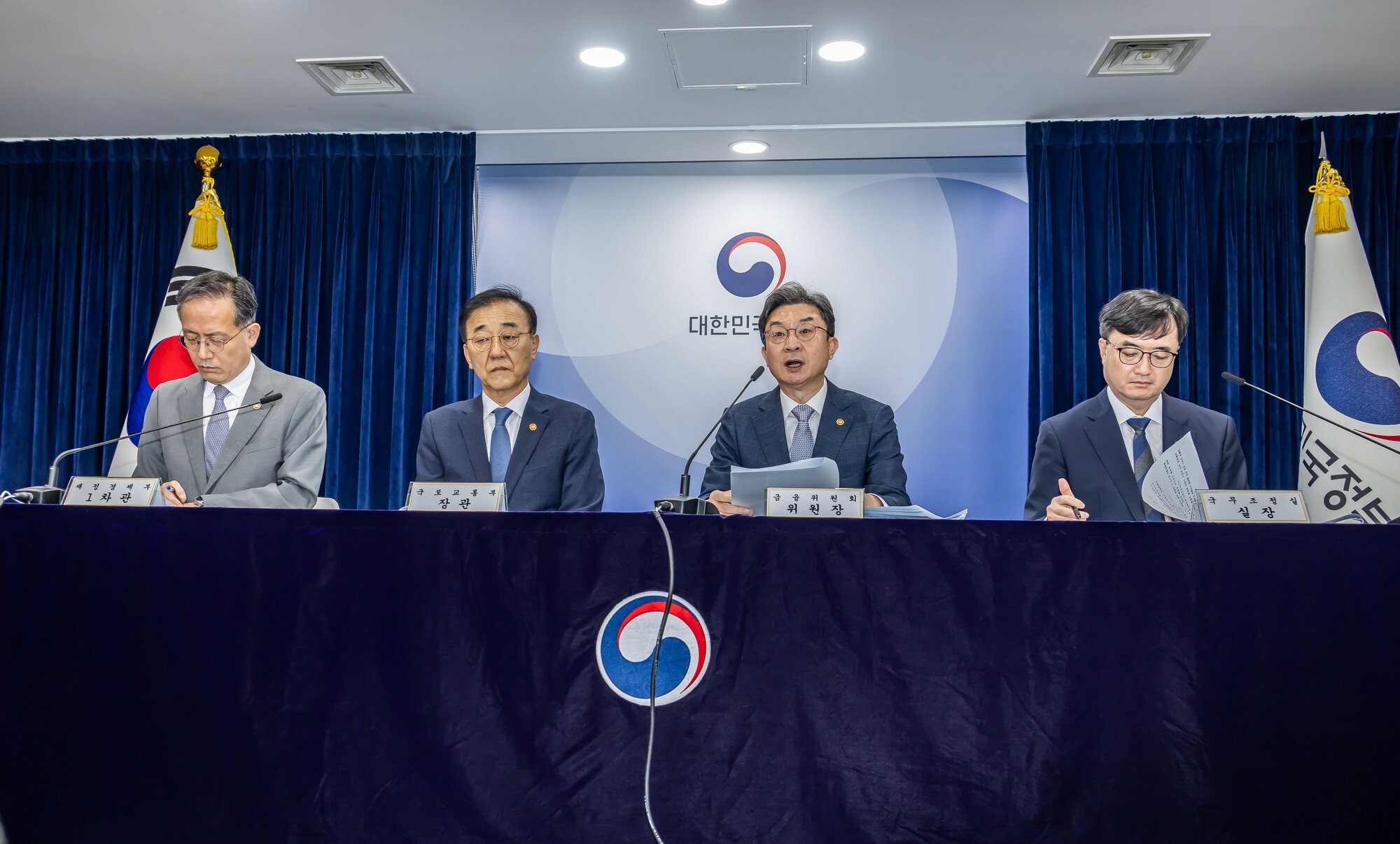 김윤덕 국토교통부 장관(왼쪽 두 번째)이 지난 13일 서울 종로구 세종대로 209 정부서울청사 브리핑룸에서 열린 ‘전월세 및 매매시장 안정을 위한 주택 신속공급 방안 및 부동산 시장 안정을 위한 금융 종합대책 정부합동 브리핑’에서 발언하고 있다. 사진=최준필 기자