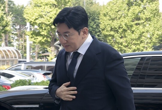 방시혁 하이브 의장이 자본시장법 위반 혐의 피의자 조사를 받기 위해 2025년 9월 15일 서울 마포구 서울경찰청 금융범죄수사대에 출석하고 있다. 사진=박정훈 기자