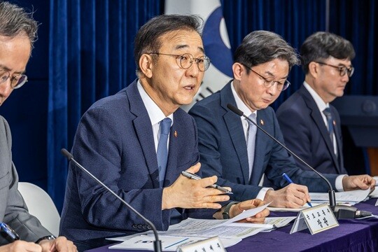 8월 13일 서울 종로구 정부서울청사에서 열린 ‘전월세 및 매매시장 안정을 위한 주택 신속공급 방안 및 부동산 시장 안정을 위한 금융종합대책 정부합동 브리핑’에서 발언 중인 김윤덕 국토교통부 장관. 사진=최준필 기자
