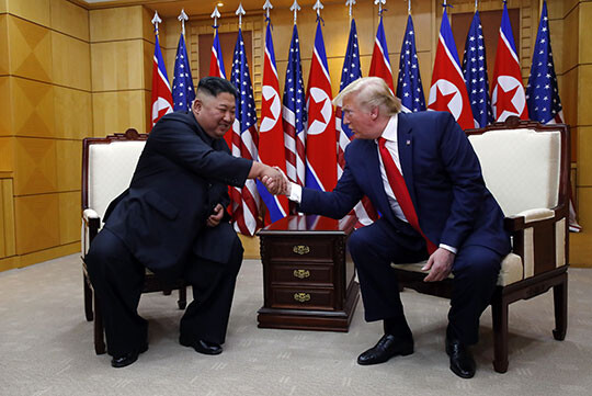 도널드 트럼프 미국 대통령과 김정은 북한 국무위원장이 2019년 6월 30일 판문점 자유의 집에서 만나 악수하고 있다. 사진=연합뉴스