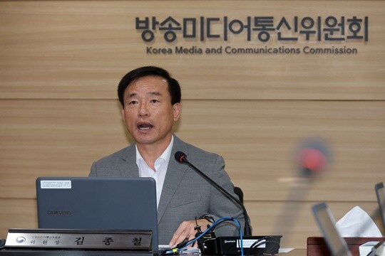 케이블TV(SO·종합유선방송사업자) 업계가 요구해온 방송통신발전기금(방발기금) 부과율 조정이 올해도 무산됐다. 8월 12일 김종철 방송미디어통신위원회 위원장이 정부과천청사 방미통위에서 열린 제27차 회의를 주재하고 있다. 사진=연합뉴스