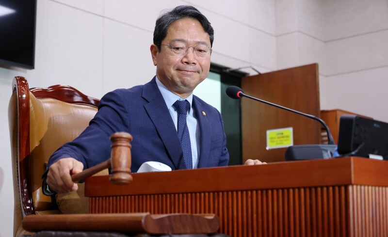 법무부 장관 후보로 지명된 김승원 국회 법제사법위원회 소위원장이 8월 31일 국회에서 열린 법사위 법안심사제1소위원회에서 의사봉을 두드리고 있다. 사진=연합뉴스