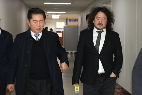 방송인 김어준 씨가 2024년 12월 13일 국회에서 열린 과학기술정보방송통신위원회 전체회의에서 참고인으로 출석, 계엄 당시 암살조 가동 등 제보 내용을 밝힌 뒤 국회 경위들의 보호를 받으며 떠나고 있다. 왼쪽은 정청래 더불어민주당 의원. 사진=박은숙 기자