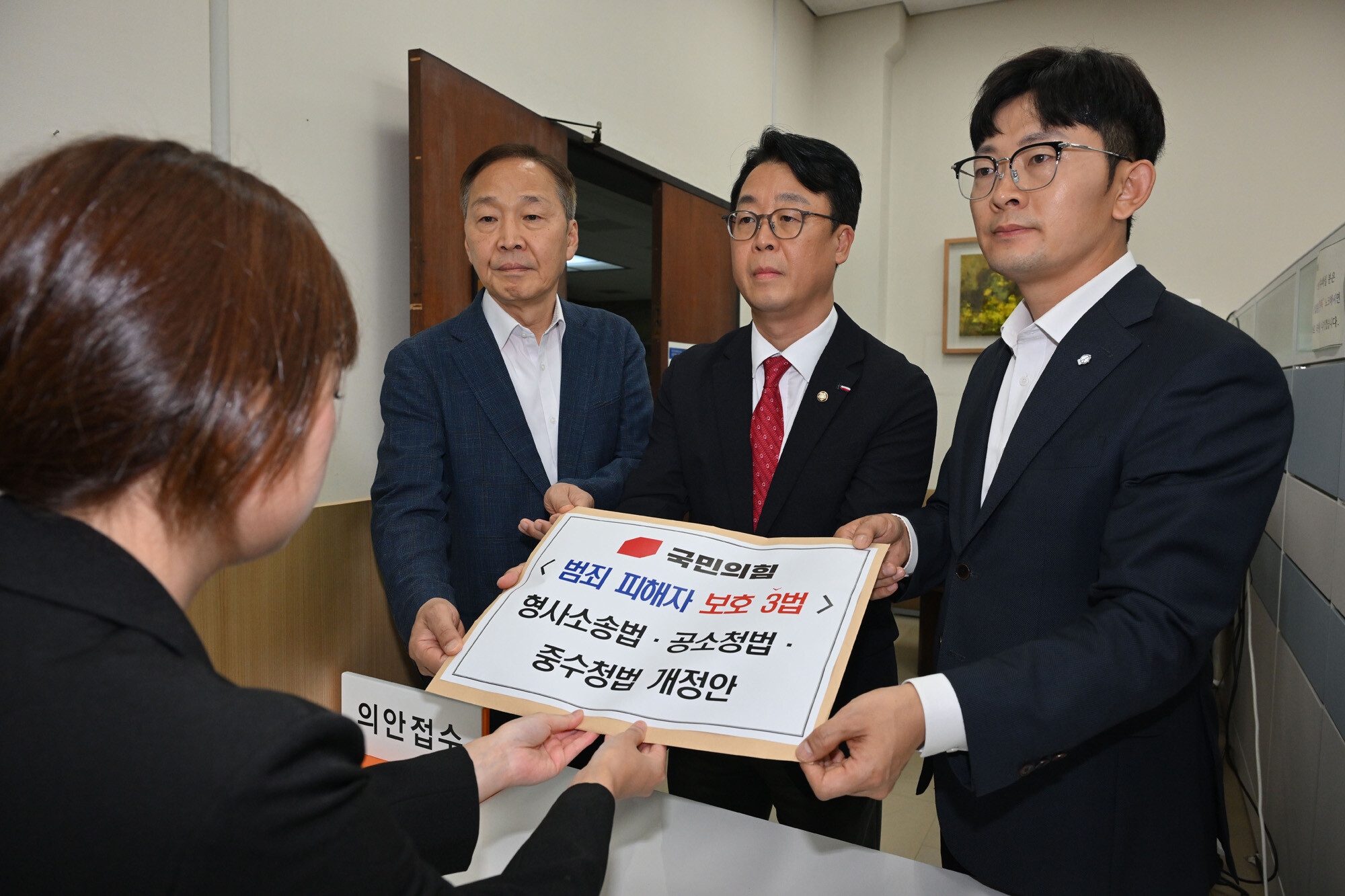 국민의힘 의원들이 중수청·공소청 시행을 1년 유예하는 내용의 형사소송법·공소청법·중수청법 개정안을 지난 7월 15일 국회 의안과에 제출하고 있다. 사진=박은숙 기자