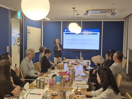 지난 8월 31일 K-컬처콘텐츠산업협회(KCCIA)가 개최한 ‘문화콘텐츠 STO 사업 설명 및 협회 비전 수립’ 포럼에서 우정권 협회 이사장이 협회의 최근 활동과 K-컬처콘텐츠 분야에서 회원사들의 사업 확장에 대해 설명하고 있다. 사진=K-컬처콘텐츠산업협회 제공