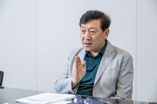 이병철 전 삼성전자 부사장(세종연구소 객원연구위원)은 중국 메모리 기업들의 생산능력을 경계해야 한다고 진단했다. 9월 3일 서울 종로구 세종연구소 사무실에서 만난 이병철 전 부사장. 사진=최준필 기자