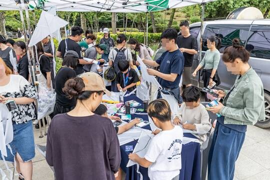 2026 서울 한마음 연날리기 페스티벌 참석자들이 연 만들기 체험을 하고 있다. 사진=최준필 기자