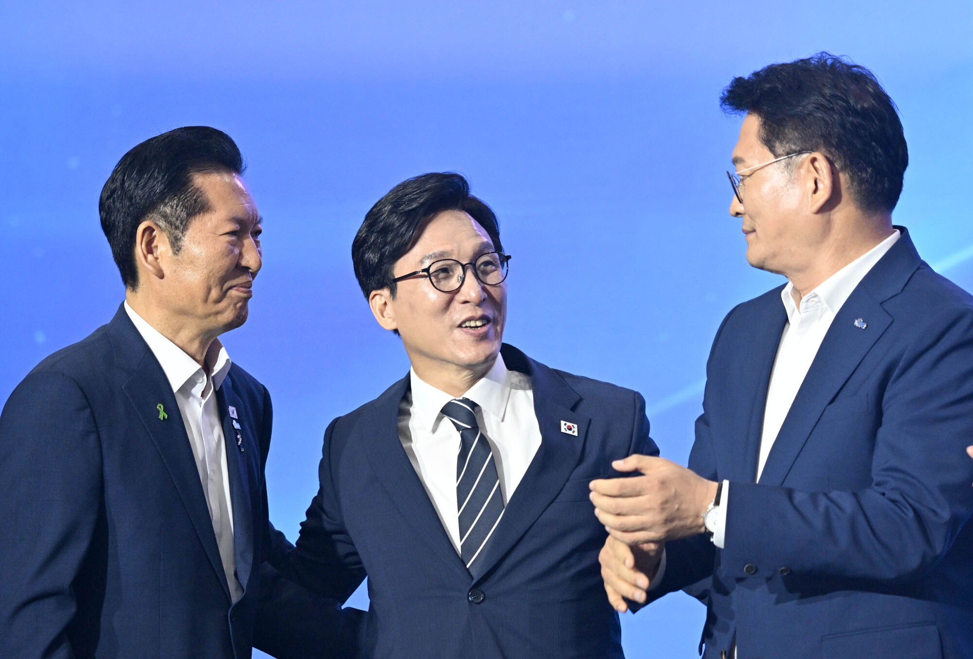 정청래 전 민주당 대표와 김민석 대표, 송영길 의원(왼쪽부터). 정 전 대표와 송 의원은 대법관 제청 시한을 법제화하는 서로 다른 법원조직법 개정안을 대표 발의했다. 사진=이종현 기자
