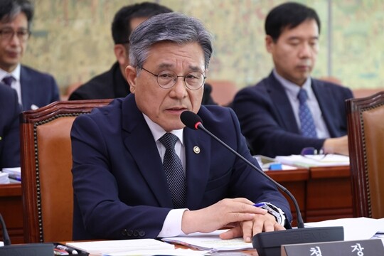 허민 국가유산청장이 2025년 10월 16일 국회 문화체육관광위원회에서 열린 국가유산청에 대한 국정감사에 출석해 질의에 답변을 하고 있다. 사진=박은숙 기자